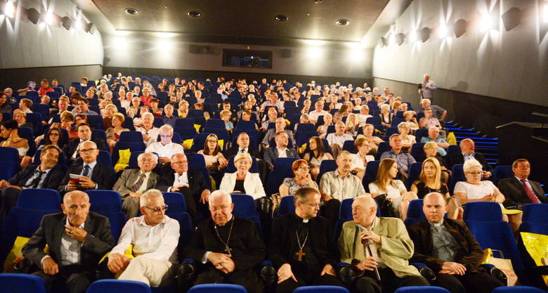 Widzowie na premierze filmu "Wydarzenia Zielonogórskie 1960. Bitwa o Dom Katolicki"
