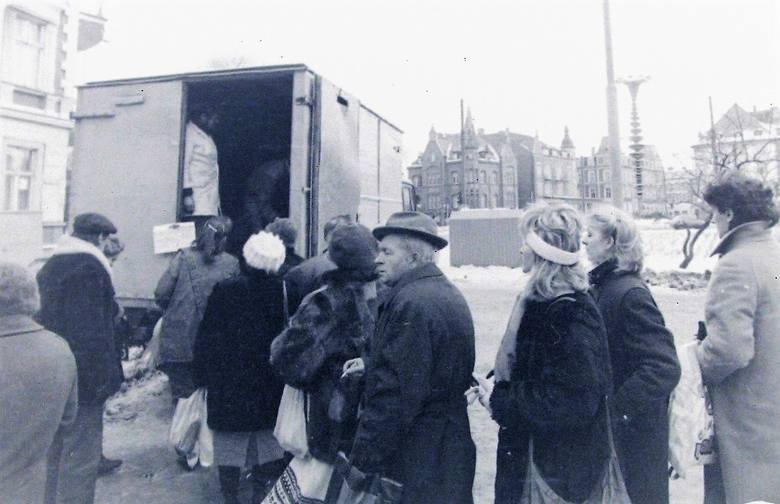 Grudzień 1989 r., uliczna sprzedaż masła na al. Wojska Polskiego