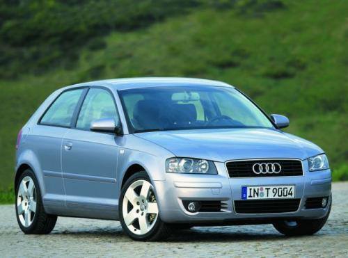 Fot. Audi: Audi A3 ma spokojniejszą linię nadwozia niż Alfa Romeo 147. Nowy przód Audi, zbliżony stylistycznie do większych modeli, wprowadzono w wersji