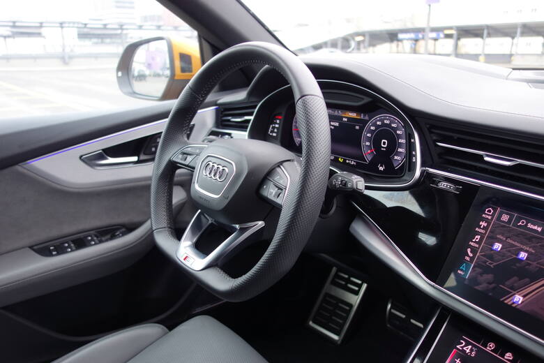 Audi Q8 Najtańsza wersja tego modelu kosztuje 369 tys. złotych. Jednak lista opcji, dodatkowego wyposażenia oraz specjałów z grupy Audi exclusive jest