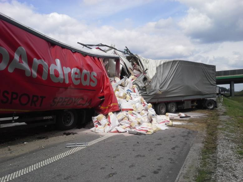 Trzy ciężarówki zderzyły się na autostradzie A2 pod Łowiczem [Zdjęcia]