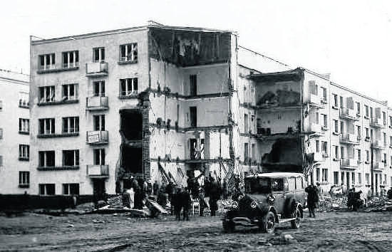 Zniszczony wybuchem dom przy ul. Piłsudskiego.  Z lewej stanie w przyszłości   gmach Urzędu Miejskiego Fot: Ze zbiorów Jerzego Kabacińskiego