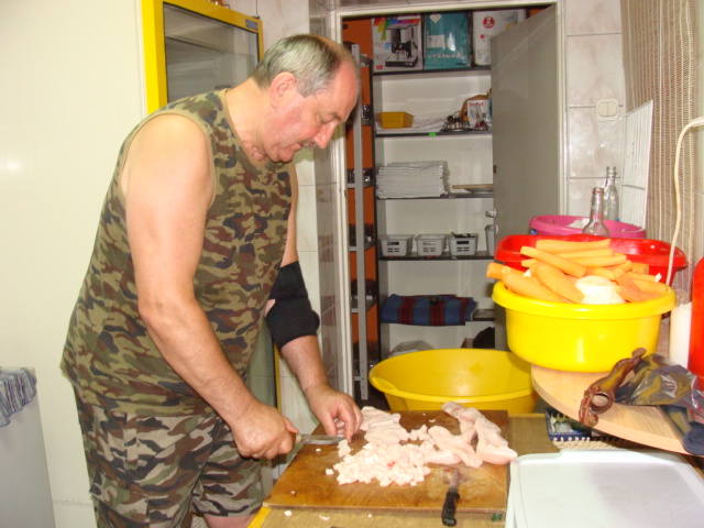  Andrzej Chinalski w trakcie przygotowywania zupy po węgiersku