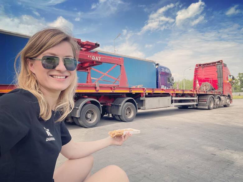 Iwona Blecharczyk - Trucking Girl prowadzi ogromne ciężarówki, przewozi największe ładunki.