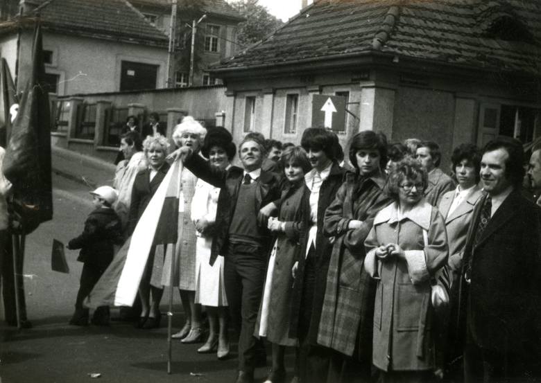 1 maja 1978 r. Pierwszomajowy pochód czeka na „start” przemarszu na ul. Kosynierów Gdyńskich (w tle widać dyżurkę przy wejściu do Biowetu oraz wjazd w ul. Bohaterów Warszawy). majowe marsze w naszej rubryce gościły wiele razy, jednak -  zazwyczaj - były to fotografie z ul. Chrobrego.