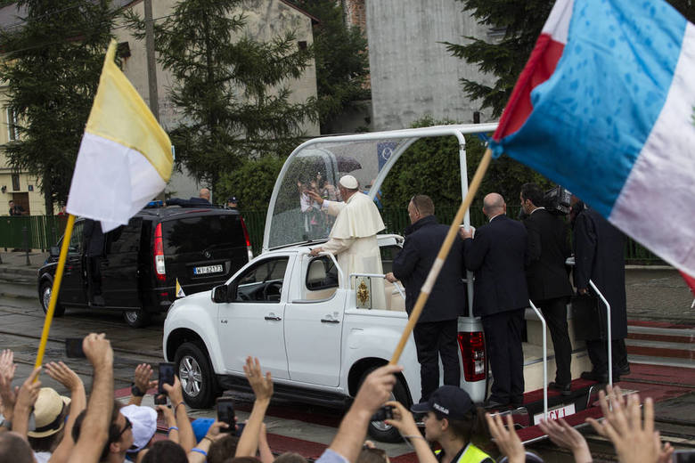 Przejazd papamobile z papieżem Franciszkiem z Salwatora na Wawel [ZDJĘCIA, WIDEO]