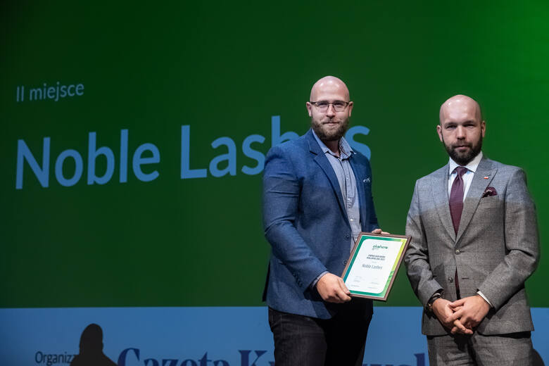 Noble Lashes śmiało podąża w kierunku less waste. Paweł Wojciechowski odbiera dla firmy laury EkoHERO 2021