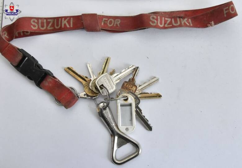 Tragicznie zmarły mężczyzna miał w kieszeni pęk dziewięciu kluczy na czerwonej smyczy z szarym napisem „FOR SUZUKI”, a przy kluczach otwieracz do butelek