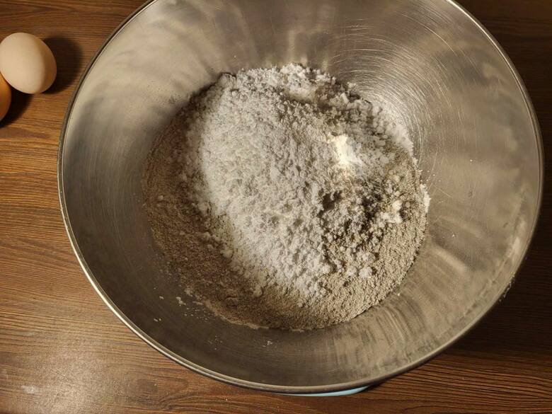 Do mąki dodaj resztę składników sypkich: cukier puder, przyprawę do piernika, kakao oraz sodę oczyszczoną.