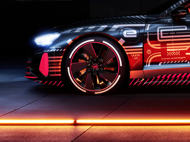 Audi e-tron GTAudi e-tron GT to pierwszy samochód marki z napędem czysto elektrycznym, który powstawać będzie wyłącznie w Niemczech. Począwszy od końca