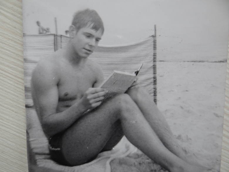 Tadeusz czyta ulubiony tomik poezji gdzieś nad morzem