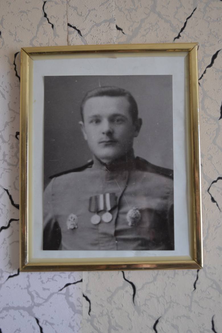 Czesław Hołodok dzieciństwo i młodość spędził w Świsłoczy, po wojnie zaś, ze względu na służbę w lotnictwie wojskowym, wędrował po całej Polsce. W końcu