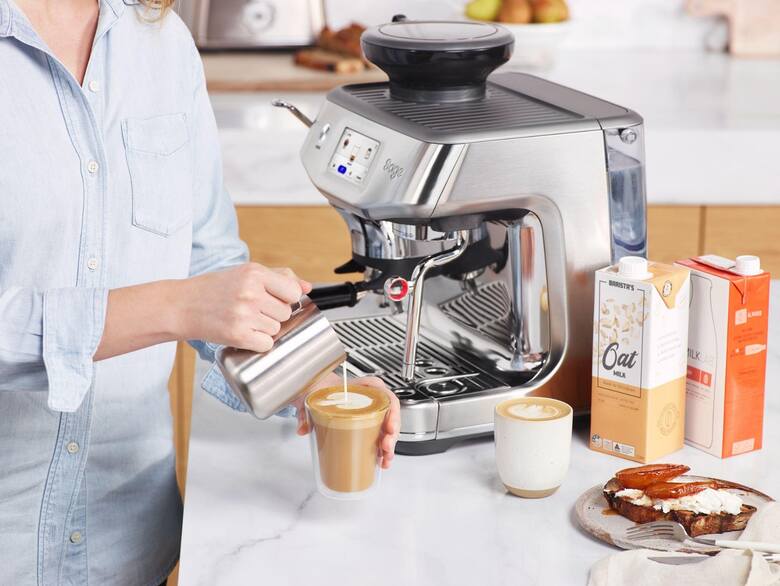 Sage Appliances przedstawia the Barista Touch Impress, pierwszy ekspres do kawy z funkcją spieniania mleka roślinnego