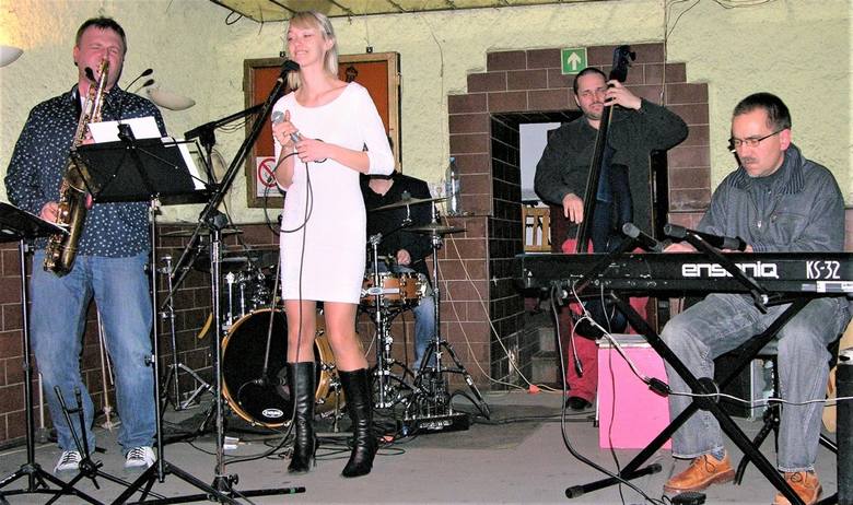 Z okazji Międzynarodowego Dnia Jazzu w Skierniewicach – mieście o jazzowych tradycjach – wystąpi w piątek, 26 kwietnia, Mietek Szcześniak z zespołem. Organizatorem koncertu jest Centrum Kultury i sztuki w Skierniewicach oraz Klub Jazzowy Swing.
