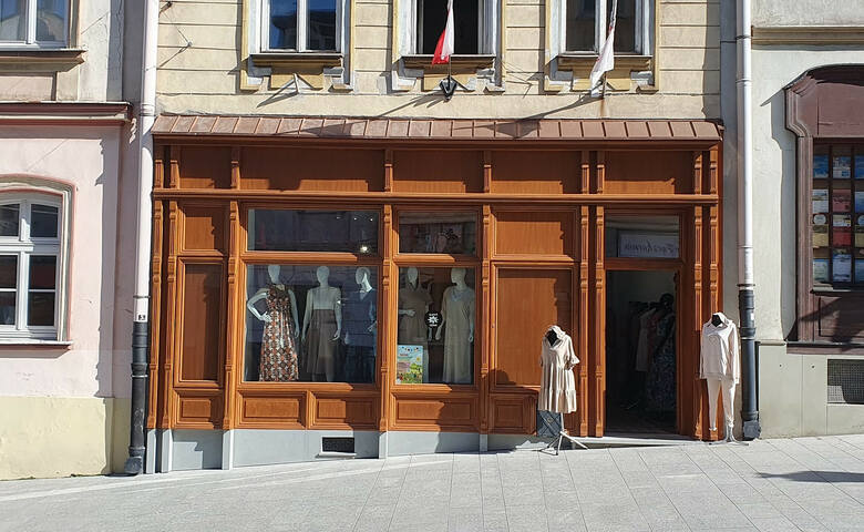 Metamorfoza witryny sklepowej w kamienicy z XIX w. przy ul. Głębokiej 58 w Cieszynie