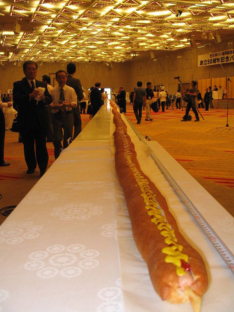 Oto najdłuższy hot dog na świecie.