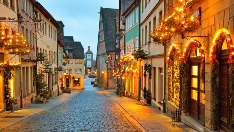 Przystrojona na Boże Narodzenie ulica w niemieckim miasteczku Rothenburg ob der Tauber