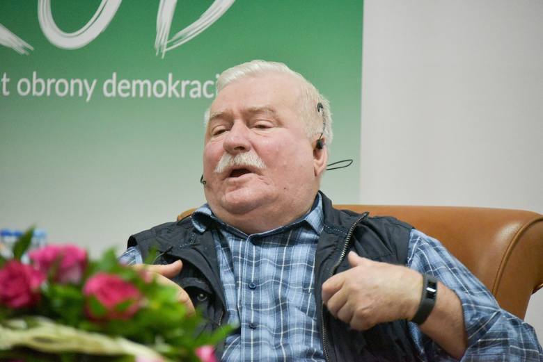 Lech Wałęsa w Białymstoku. Młodzież Wszechpolska zakłóciła spotkanie