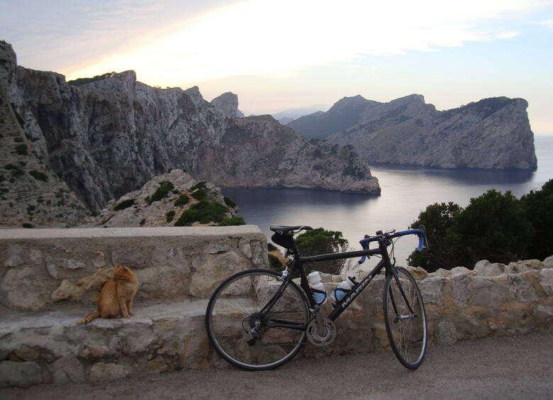 Rower, kot i piękny widok na Majorce