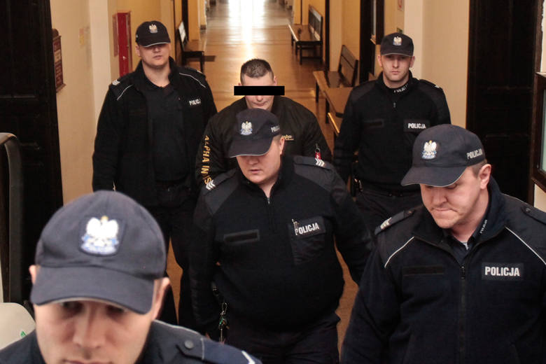 Uzbrojeni policjanci wydziału konwojowego prowadzili wczoraj Marcina Ch. na salę Sądu Okręgowego w Bydgoszczy. Ch. miał skute ręce i nogi. Szedł powoli. 