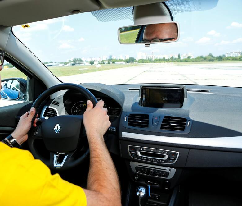Prawidłowe ułożenie rąk na kierownicy ma zasadniczy wpływ na bezpieczeństwo jazdy, ponieważ właśnie dzięki niej kierowca ma kontrolę nad układem kierowniczym