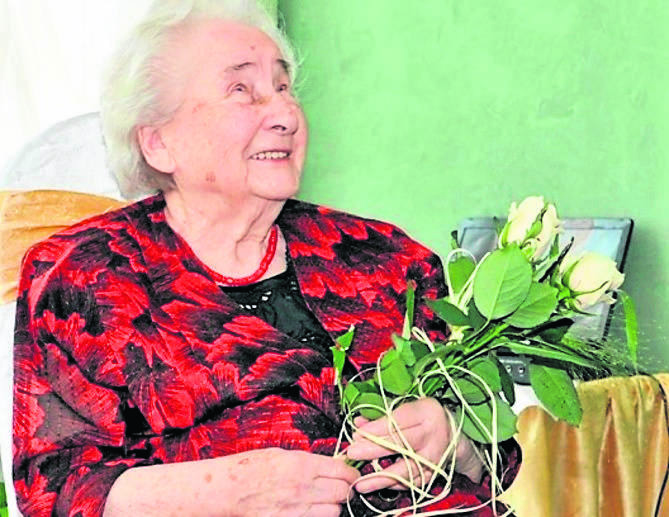 Pani Rozalia Buczkowska na swoich setnych urodzinach. Za tydzień będzie obchodzić urodziny 103.
