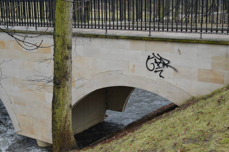 Wandal grafficiarz zasmarował odnowiony most, na boku malując tagi czarną farbą. Do dziś ich nie usunięto