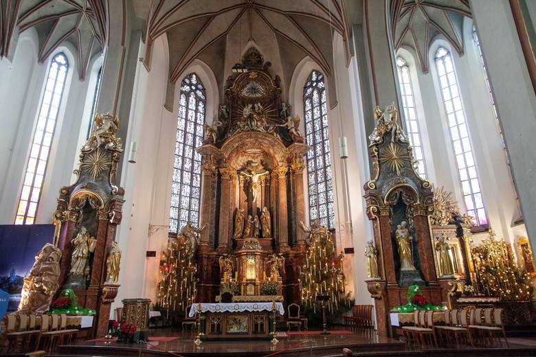 Opolska katedra jest świątynią gotycką, ale jej ołtarz główny i towarzyszące mu dwa ołtarze boczne pochodzą z okresu baroku. 