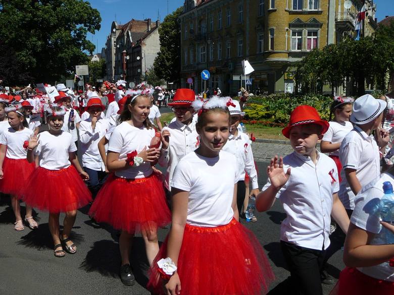W czwartek, 7 czerwca, dzieci i młodzież zainaugurowały tegoroczne Święto Solan. Korowód, który wyruszył z placu przed halą "Elektryka", otwierała Młodzieżowa Orkiestra Dęta z tej szkoły. Hasłem korowodu było 100-lecie Niepodległości Polski, więc przeważały barwy biało-czerwone, orły, przebrania...