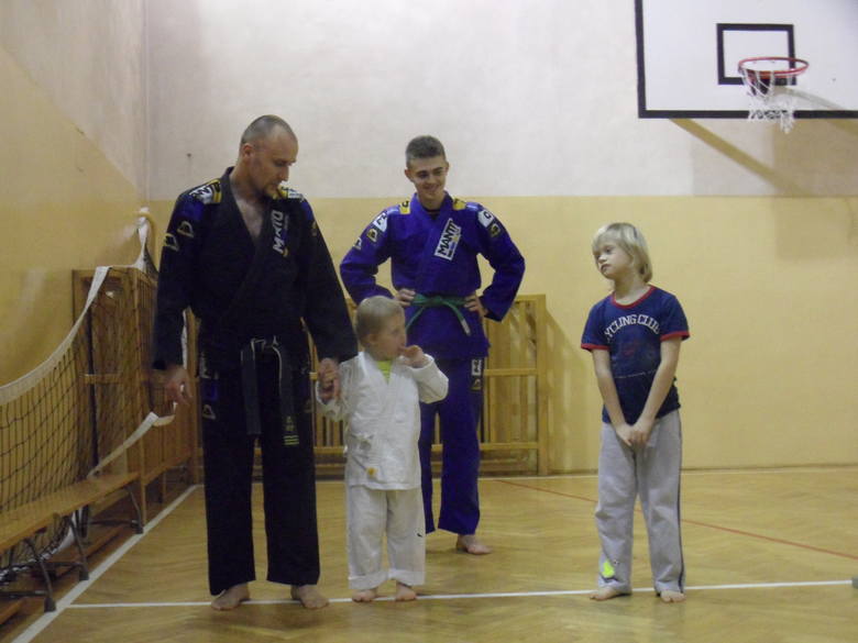 Pan Sławomir uczy jujitsu dzieci z zespołem Downa 