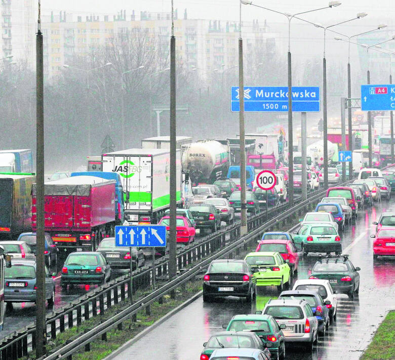 W Polsce zaledwie niecałe 2 proc. aut nie przechodzi badań technicznych. Skutek jest taki, że na drogach pojawiają się pojazdy nie do końca sprawne Fot: