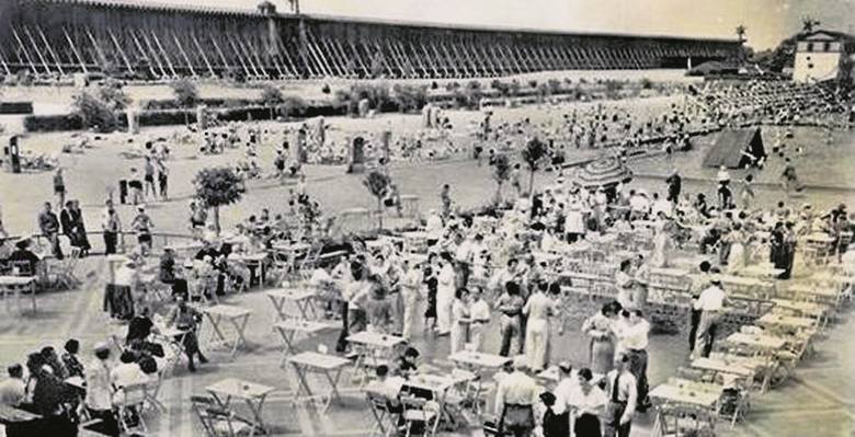 Przy basenie kwitło życie sportowe - organizowane były zawody pływackie.