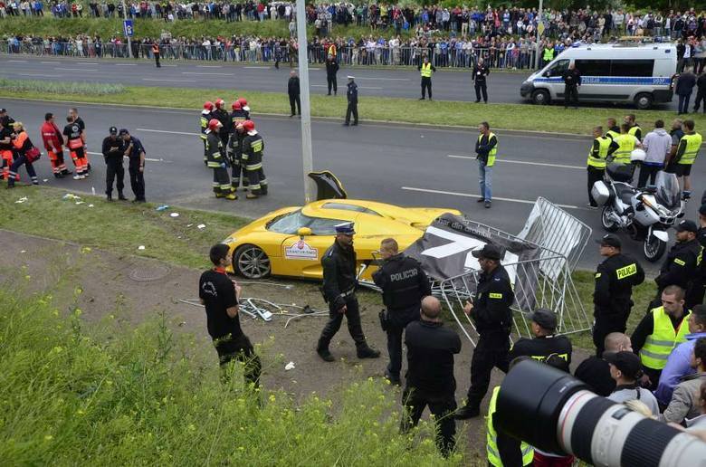 Wypadek na Gran Turismo w Poznaniu Fot: Waldemar Wylegalski