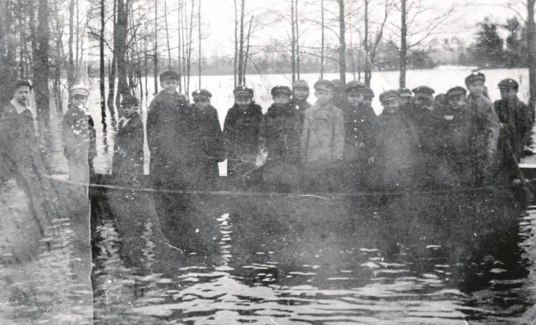 Rok 1935. Gdy na wiosnę w Zbójsku wylewał Niemen, uczniowie byli dowożeni do szkoły łódką.