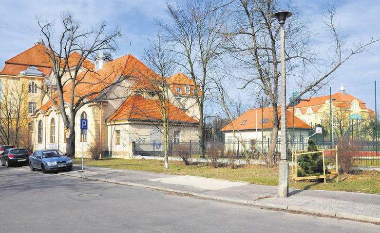 Gmach VI LO zbudowano w 1911 roku dla potrzeb miejskiej szkoły średniej dla chłopców, Copernicanum zaś (dawną „kolejówę”) w 1907 roku jako miejską szkołę realną.