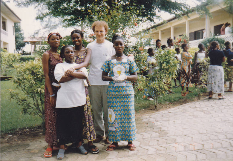 Wybrzeże Kości Słoniowej . Ojciec Jan Kupis podczas lekcji katechezy. Pierwsza od prawej przyjęła właśnie chrzest