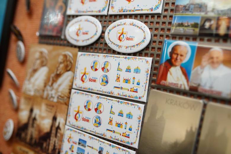 Sprzedawcy w centrum miasta oferują szeroki wybór pamiątek związanych z ŚDM
