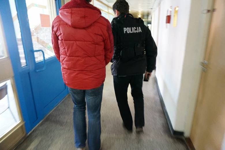 Korupcja w urzędzie w Katowicach: Policjanci zatrzymali przedsiębiorcę z Siemianowic Śląskich i pracownicę katowickiego magistratu. 