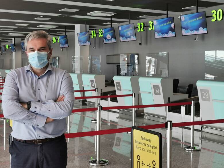 Prezes Artur Tomasik przed nowymi punktami odprawy. Nowy terminal B na lotnisku w Pyrzowicach w lipcu 2021Zobacz kolejne zdjęcia. Przesuwaj zdjęcia w