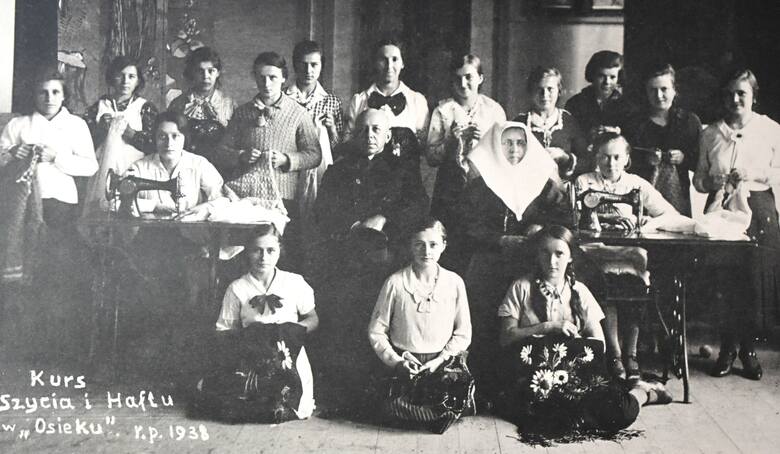 MarzecOsiek, 1938 rok. Uczestniczki kursu szycia i haftu wraz z opiekunami
