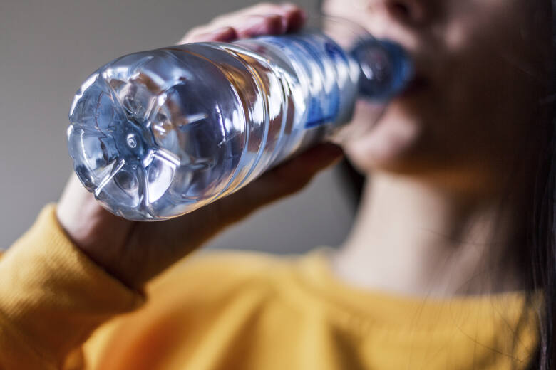 Choć woda gazowana jest dla większości osób zdrowa, przy niektórych schorzeniach może nasilać lub wywoływać objawy.