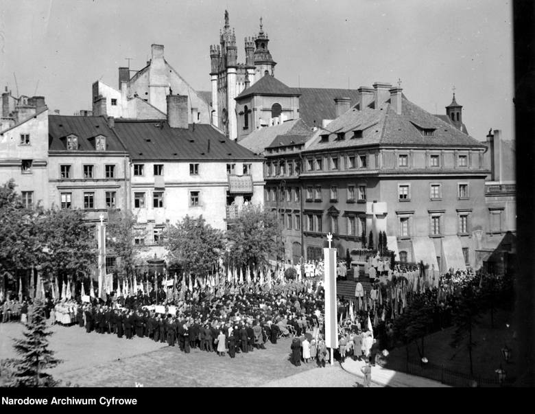 <strong>Warszawa, 1936</strong><br /> <br /> Uroczystości ku czci ks. Piotra Skargi w Warszawie. Widok na plac Zamkowy podczas nabożeństwa. <br />  <br />  