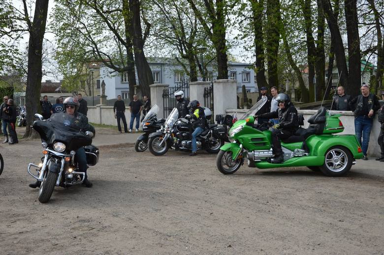 Motocykliści z regionu w Skierniewicach uroczyście rozpoczęli sezon [ZDJĘCIA]