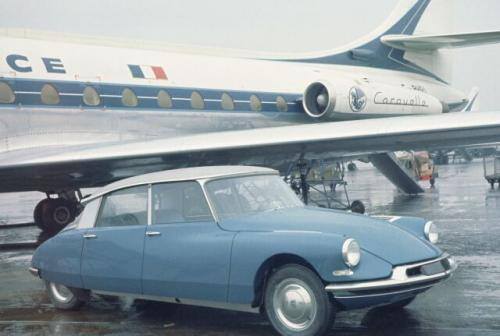 Fot. Citroen: Citroen DS 19, który w 1955 r. objawił się na salonie samochodowym w Paryżu, wzbudził sensację. Miał awangardowe nadwozie i rozwiązania