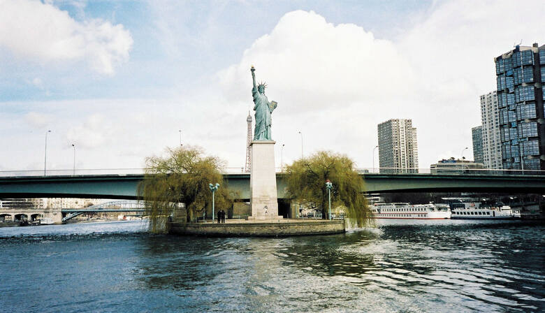 Statua Wolności na Ile Aux Cygnes w Paryżu