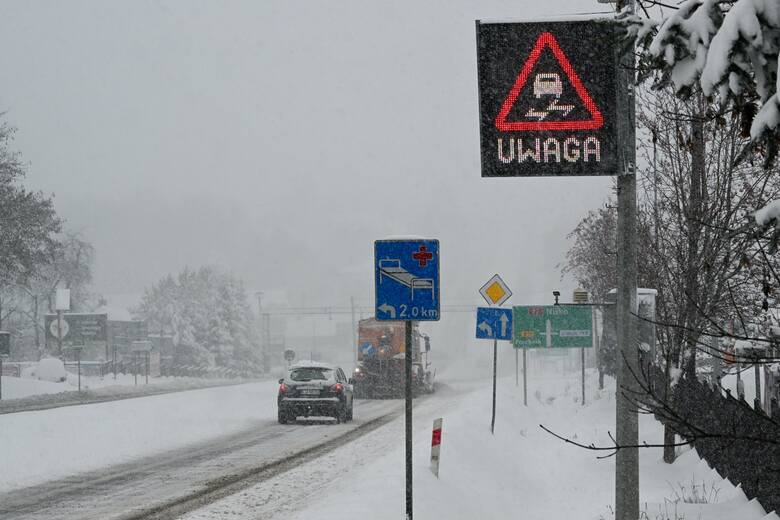 Atak zimy na Podkarpaciu! Trudne warunki jazdy, policja apeluje o ostrożność [ZDJĘCIA]