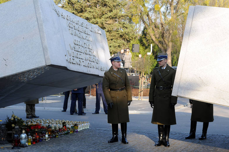 Pomnik upamiętniający ofiary katastrofy smoleńskiej na warszawskich powązkach<br /> <br /> <br /> <br /> <br /> 