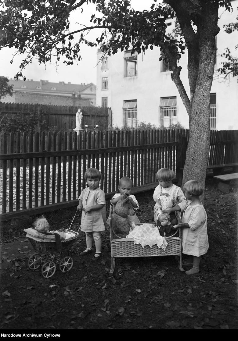 Zabawki, którymi bawiły się dzieci niemal 100 lat temu. Jak spędzali czas w dzieciństwie nasi pradziadkowie?