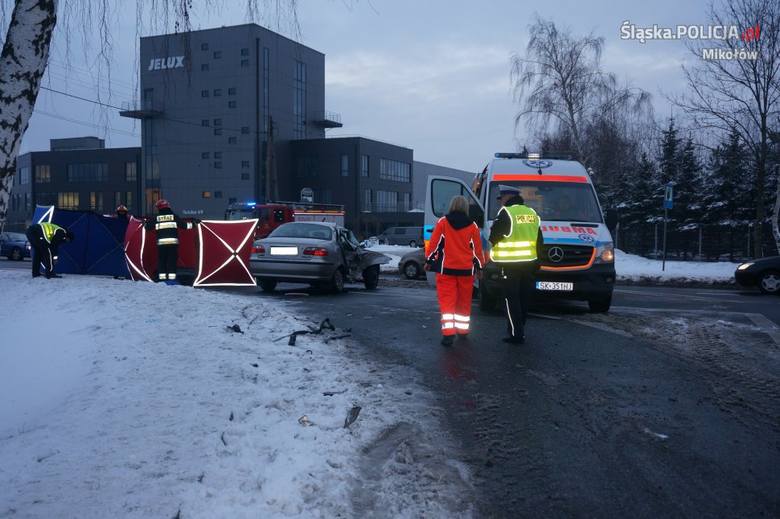 Tragiczny wypadek w Mikołowie. Kierowca BMW nie ustąpił pierwszeństwa kierowcy fiata. W wypadku zginął 47-letni pasażer fiata.