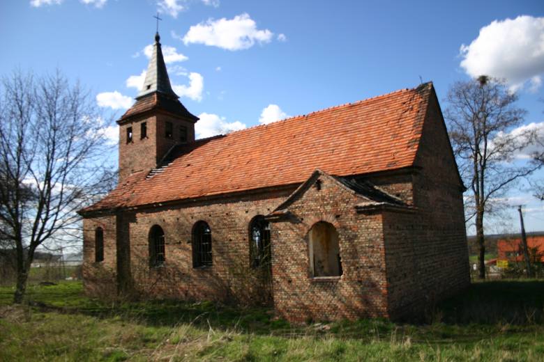 Kościół św. Trójcy na poznańskim Morasku nie spełniał swojej pierwotnej roli. Od lat niszczał, a jego stropy groziły zawaleniem
